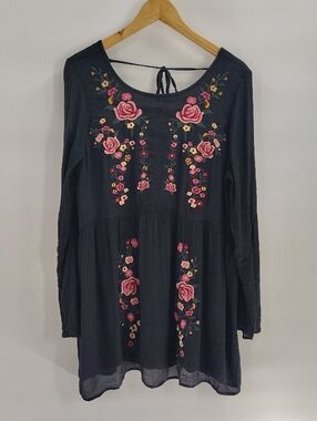 Umgee Dress Size Medium Black Pink Embroidered Flowers Textured Fabric